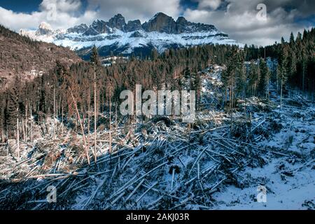 Karersee in den Dolomiten nach dem schweren Sturm Stockfoto