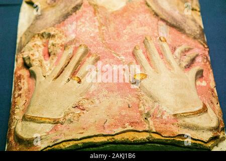 Ägypten, Alexandria, Bibliotheca Alexandrina, das Archäologische Museum, späten Periode cartonnage Mumie Maske für eine Frau, die auf den Händen konzentrieren. Stockfoto