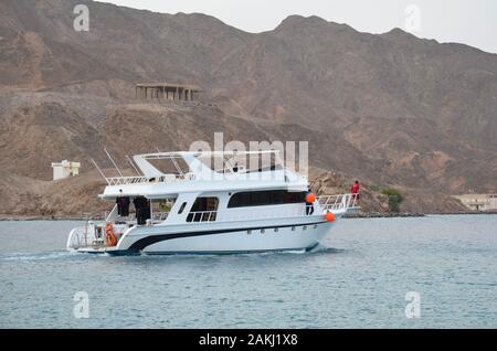 Große, luxuriöse private Motoryacht im Roten Meer Stockfoto