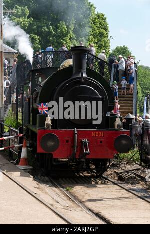 Ein Zug nähert sich die Station und Steg als Teil der Fawley Hill Dampf- und Vintage Transport Wochenende an private Lord McAlpine Eisenbahn Stockfoto