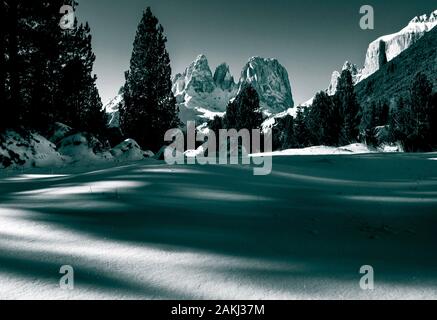 Dolomiten in frischem wintersnow in der Nähe von Canazei Stockfoto