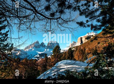 Dolomiten in frischem wintersnow in der Nähe von Canazei Stockfoto