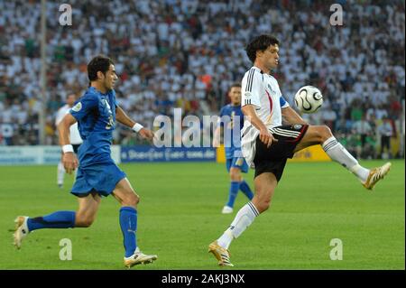 Dortmund Deutschland, vom 4. Juli 2006, FIFA WM Deutschland 2006, Germany-Italy Halbfinale im Westfalenstadion: Michael Ballack in Aktion während des Spiels Stockfoto