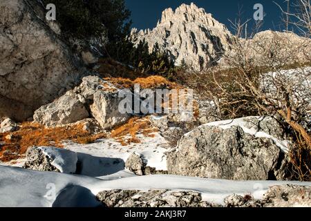Dolomiten in frischem wintersnow in der Nähe von Canazei Stockfoto