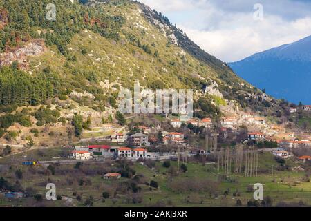 Querformat von Chrisovitsi Dorf in Arcadia, Griechenland, gebaut auf einer Höhe von 1.100 m am Hang des Mainalo Fichte Stockfoto
