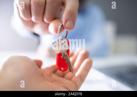 Immobilienmakler, Haus Schlüssel zum Menschen. Erste Person anzeigen Stockfoto