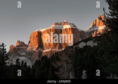 Dolomiten in frischem wintersnow in der Nähe von Canazei Stockfoto