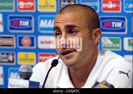 Dortmund Deutschland, vom 4. Juli 2006, FIFA WM Deutschland 2006, Germany-Italy Halbfinale im Westfalenstadion: Fabio Cannavaro, Kapitän der italienischen Nationalmannschaft, die während der Pressekonferenz vor dem Spiel. Stockfoto