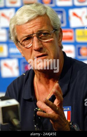 Dortmund Deutschland, vom 4. Juli 2006, FIFA WM Deutschland 2006, Germany-Italy Halbfinale im Westfalenstadion: Marcello Lippi, Trainer der italienischen Nationalmannschaft, die während der Pressekonferenz vor dem Spiel. Stockfoto
