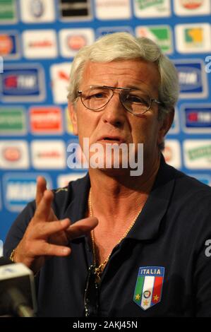 Dortmund Deutschland, vom 4. Juli 2006, FIFA WM Deutschland 2006, Germany-Italy Halbfinale im Westfalenstadion: Marcello Lippi, Trainer der italienischen Nationalmannschaft, die während der Pressekonferenz vor dem Spiel. Stockfoto