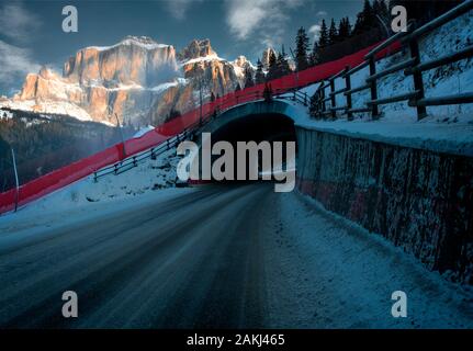 Dolomiten in frischem wintersnow in der Nähe von Canazei Stockfoto