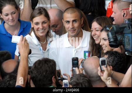 Dortmund Deutschland, vom 4. Juli 2006, FIFA WM Deutschland 2006, Germany-Italy Halbfinale im Westfalenstadion: Fabio Cannavaro, Kapitän der italienischen Nationalmannschaft, mit den Fans nach der Pressekonferenz vor dem Spiel. Stockfoto