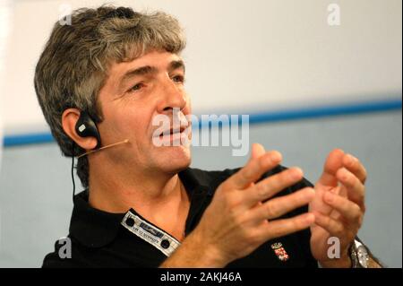 Dortmund Deutschland, vom 4. Juli 2006, FIFA WM Deutschland 2006, Germany-Italy Halbfinale im Westfalenstadion: Paolo Rossi, Journalist, ehemaliger Spieler der italienischen Nationalmannschaft und Weltmeister Spanien 82, während der Pressekonferenz vor dem Spiel. Stockfoto