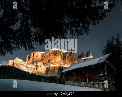 Dolomiten in frischem wintersnow in der Nähe von Canazei Stockfoto