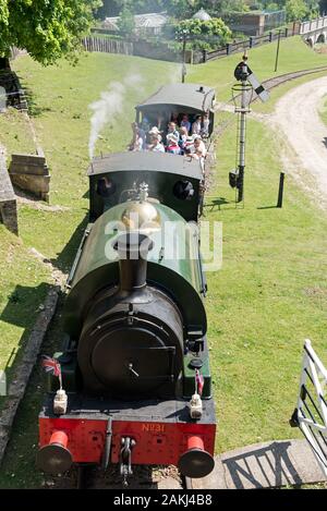 Ein Dampfzug mit Passagieren in zwei Waggons als Teil der Fawley Hill Dampf- und Vintage Transport Wochenende an private Lord McAlpine Eisenbahn, Stockfoto