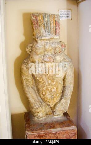 Ägypten, Alexandria, Graecoromanisches Museum, Statue des gottes Bes. Als Zwerg dargestellt, war er der Beschützer von Schwangeren und Kleinkindern. Stockfoto