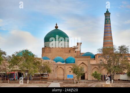 Pakhlavan Makhmoud Mausoleum und Islam Khoja Minarett, um diesem oder in der Nekropole des Khans von Chiwa, Itchan-Kala, Chiwa, Usbekistan Stockfoto