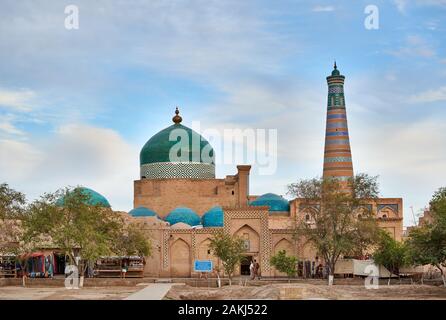 Pakhlavan Makhmoud Mausoleum und Islam Khoja Minarett, um diesem oder in der Nekropole des Khans von Chiwa, Itchan-Kala, Chiwa, Usbekistan Stockfoto