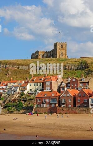 Tate Hill Beach und East Cliff und St.Mary's Parish Church. Whitby. Stockfoto