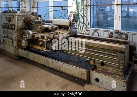 Eine alte rumänische Drehbank steht in einem kleinen Workshop Stockfoto