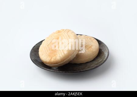 Monaka japanische Süßwaren wafer Kuchen auf dem Teller auf weißem Hintergrund Stockfoto