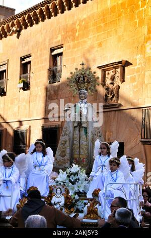 Elche, Alicante, Spanien - 29. Dezember 2019: Jungfrau Mariä Himmelfahrt begleitet von Gläubigen in einer Prozession für die Straßen von Elche für seine Festivi Stockfoto