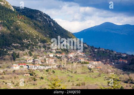 Querformat von Chrisovitsi Dorf in Arcadia, Griechenland, gebaut auf einer Höhe von 1.100 m am Hang des Mainalo Fichte Stockfoto