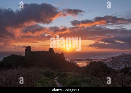 Hastings, East Sussex. 9. Januar 2020. Ein farbenfroher Sonnenuntergang am Hastings Castle nach einem windigen, nassen, aber sehr milden Januar Tag. Carolyn Clarke/Alamy leben Nachrichten Stockfoto