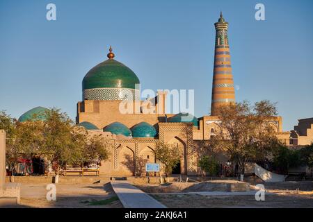 Pakhlavan Makhmoud Mausoleum und Islam Khoja Minarett, um diesem oder in der Nekropole des Khans von Chiwa, Itchan-Kala, Chiwa, Usbekistan Stockfoto