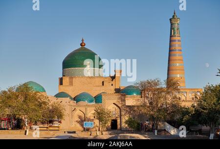 Pakhlavan Makhmoud Mausoleum und Islam Khoja Minarett, um diesem oder in der Nekropole des Khans von Chiwa, Itchan-Kala, Chiwa, Usbekistan Stockfoto