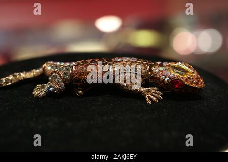 Die Hundertjahrfeier der Roaring Twenties, Banksy & Mehr ... der 20er Jahre Möbel, Accessoires und Skulptur einschließlich einer chiparus Bronze von Cleopatra, einem beliebten Gemälde im Besitz der ehemalige Premierminister Harold Wilson, treffen BBc Antiques Roadshow clock Spezialist Richard Preis Wer ist mit einem Französischen mystery Clock von Ceres, zurück in das 20. Jahrhundert die Kunst stand von Tanya Baxter. Die Krönung von Robin Haydock Antiquitäten stehen ist eine wunderbare Tiara - Halskette in 14 ct Rose Gold und Silber mit 494 alten Europäischen cut Natural Matt Brown Diamanten ... Stockfoto