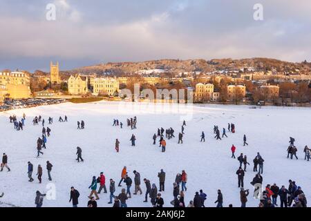 Badewanne, Großbritannien - 18 Dezember, 2010: weite Aussicht auf die verschneite Feld an der Badewanne Recreation Ground an einem Winter. Stockfoto