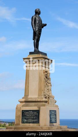 Statue von Kapitän Cook auf West Cliff, Whitby. Stockfoto