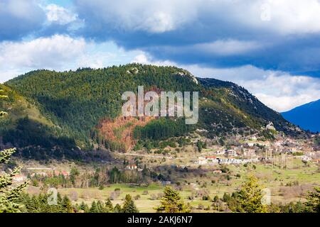Querformat von Chrisovitsi Dorf in Arcadia, Griechenland, gebaut auf einer Höhe von 1.100 m am Hang des Mainalo Fichte Stockfoto