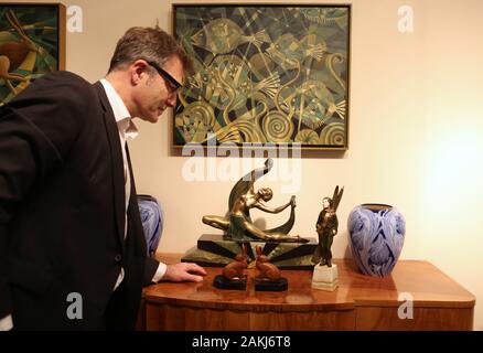 Die Hundertjahrfeier der Roaring Twenties, Banksy & Mehr ... der 20er Jahre Möbel, Accessoires und Skulptur einschließlich einer chiparus Bronze von Cleopatra, einem beliebten Gemälde im Besitz der ehemalige Premierminister Harold Wilson, treffen BBc Antiques Roadshow clock Spezialist Richard Preis Wer ist mit einem Französischen mystery Clock von Ceres, zurück in das 20. Jahrhundert die Kunst stand von Tanya Baxter. Die Krönung von Robin Haydock Antiquitäten stehen ist eine wunderbare Tiara - Halskette in 14 ct Rose Gold und Silber mit 494 alten Europäischen cut Natural Matt Brown Diamanten ... Stockfoto