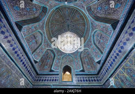 Innenraum mit blauen Kacheln verziert von pakhlavan Makhmoud Mausoleum, um diesem oder in der Nekropole des Khans von Chiwa, Itchan-Kala Stockfoto