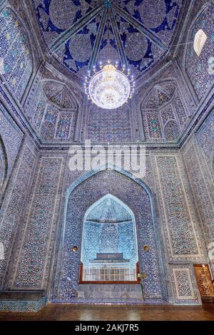 Innenraum mit blauen Kacheln verziert von pakhlavan Makhmoud Mausoleum, um diesem oder in der Nekropole des Khans von Chiwa, Itchan-Kala Stockfoto