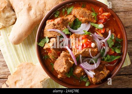 Ähnlich einem Gulasch, chashushuli ist ein herzhaftes Rindfleisch und Tomaten Eintopf aus Georgien close-up in einer Schüssel auf den Tisch. Horizontal oben Blick von abov Stockfoto