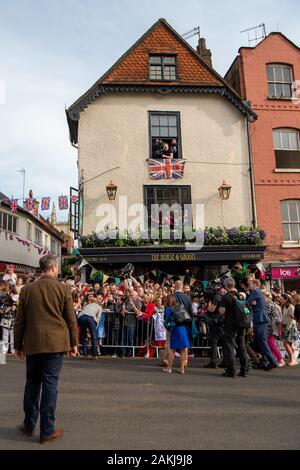 Castle Hill, Windsor, Berkshire, Großbritannien. 18 Mai, 2018. Prinz Harry und sein Bruder Prinz William grüße die wartenden Massen außerhalb von Schloss Windsor in der Nacht vor der Hochzeit mit Prinz Harry Meghan Markle. Credit: Maureen McLean/Alamy Stockfoto