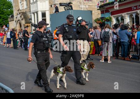 Windsor bereitet für die königliche Hochzeit von Prinz Harry und Meghan Markle. 18 Mai, 2018. Polizisten und Spürhunde Windsor in der Nacht bevor Harry und Meghan's Hochzeit. Credit: Maureen McLean/Alamy Stockfoto