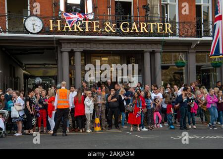 Windsor bereitet für die königliche Hochzeit von Prinz Harry und Meghan Markle. 18 Mai, 2018. Gönner aus der ganzen Welt waren in Windsor außerhalb der Harte and Garter Hotel die Nacht bevor Harry und Meghan's Hochzeit. Credit: Maureen McLean/Alamy Stockfoto