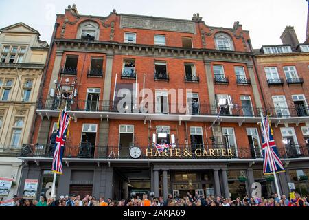 Windsor bereitet für die königliche Hochzeit von Prinz Harry und Meghan Markle. 18 Mai, 2018. Einige Fenster wurden von der Harte and Garter Hotel für Medien in Windsor vor Harry und Meghan's Hochzeit entfernt. Credit: Maureen McLean/Alamy Stockfoto