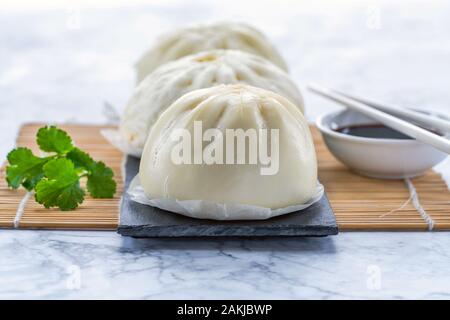 Chinesische gedämpfte Brötchen mit Fleisch und Gemüse Stockfoto