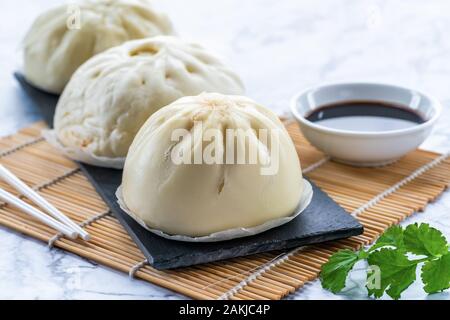 Chinesische gedämpfte Brötchen mit Fleisch und Gemüse Stockfoto