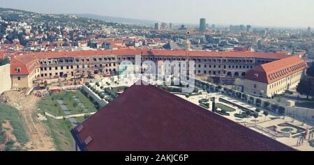 BRATISLAVA, SLOWAKEI - 01 September, 2019: Blick von Oben auf der Burg von Bratislava, Barockgarten, Festung, Gebäude und der Stadt Stockfoto