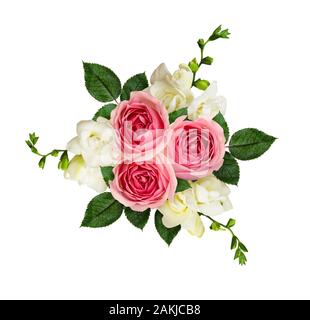 Freesie rosa Rosen und Blumen in einem Blumenstrauß isoliert auf Weiss. Ansicht von oben. Flach. Stockfoto