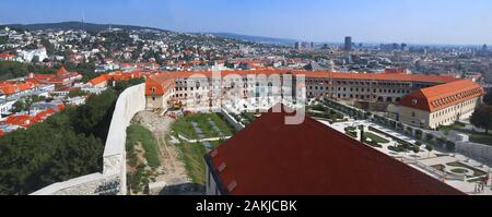 BRATISLAVA, SLOWAKEI - 01 September, 2019: Blick von Oben auf der Burg von Bratislava, Barockgarten, Festung, Gebäude und der Stadt Stockfoto