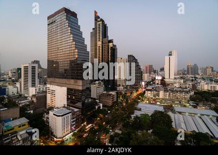 Über Bangkok Silom Business Viertel mit modernen Hotels und Bürogebäude in Thailand Hauptstadt in Südostasien Twilight Stockfoto
