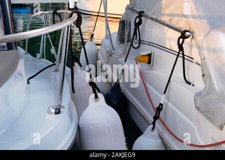 Steckdosen zum Aufladen auf Booten in See Küste in Kroatien. Ladestation für Boote. Horizontale Rahmen. Stockfoto