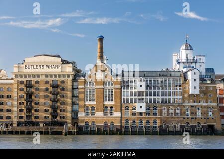 Butlers Wharf (b. 1873) - jetzt Luxus Apartments in der Nähe der Tower Bridge am Südufer der Themse, London, England, Großbritannien Stockfoto